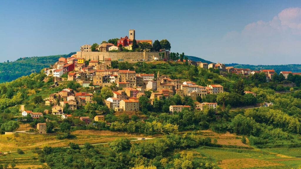 Motovun hrvatska turistička zajednica i mastercard posezona