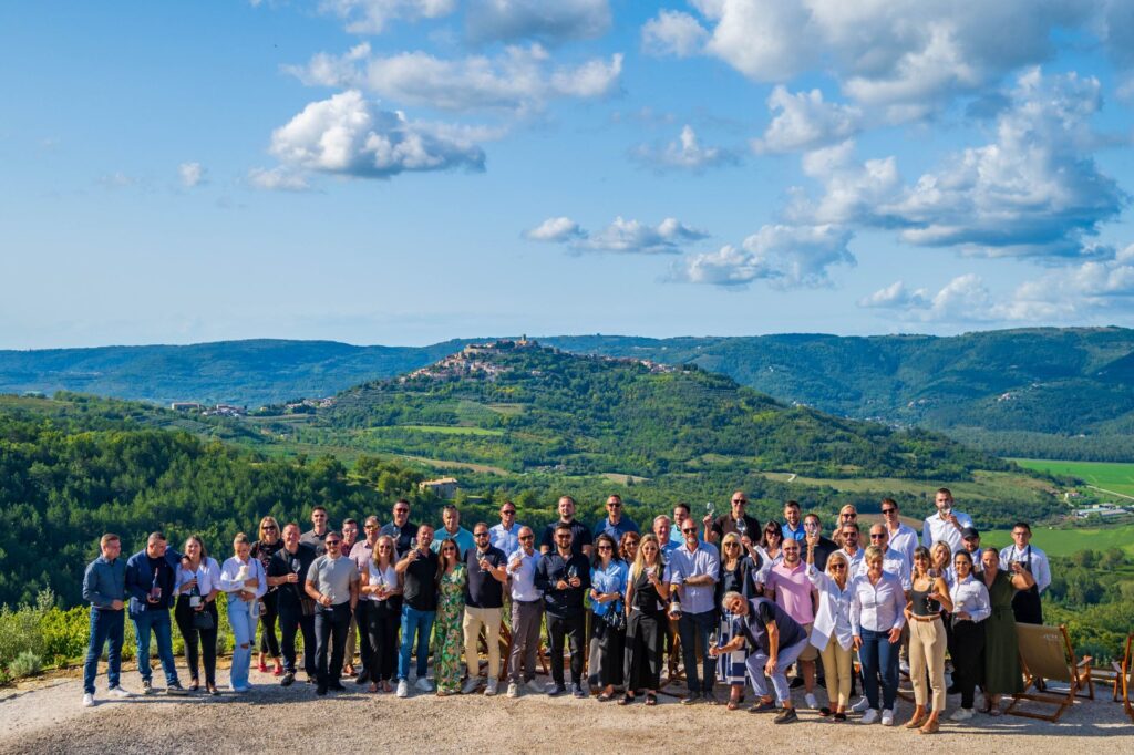 Na druženju kod Robija Bertoše u Kaldiru okupili su se poznati ugostitelji i sommelieri_foto_izvor_Berba Bertoša